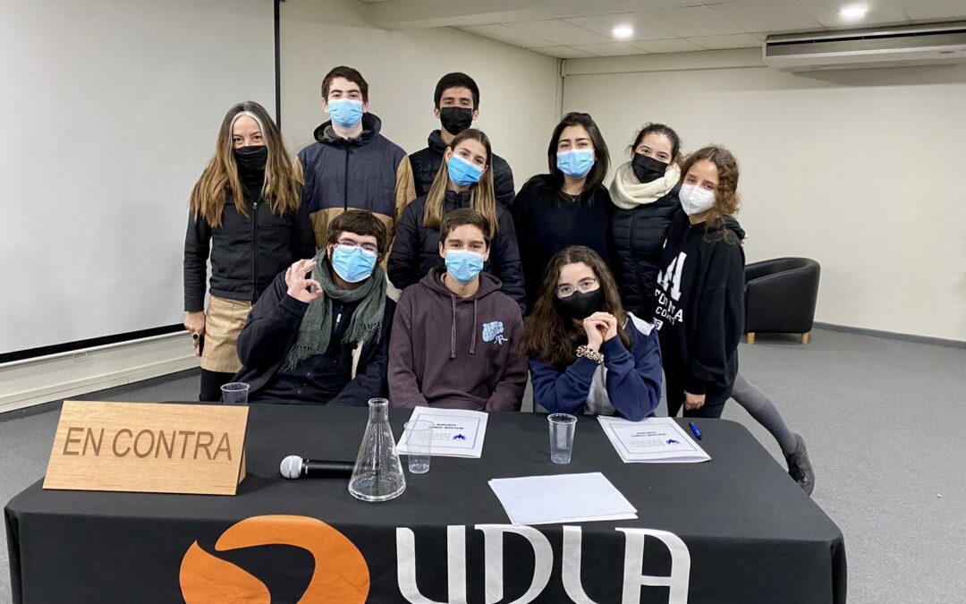 AG SOCIEDAD DE DEBATE NOS REPRESENTA EN TORNEO ESCOLAR