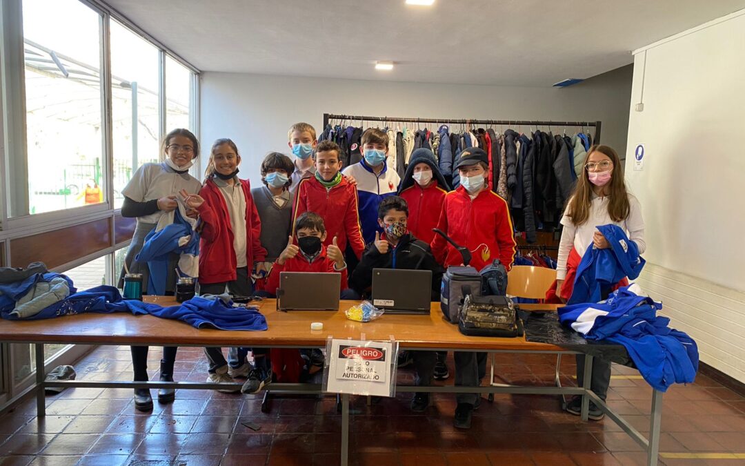 6° BÁSICOS TOMAN INICIATIVA CON LA ROPA PERDIDA