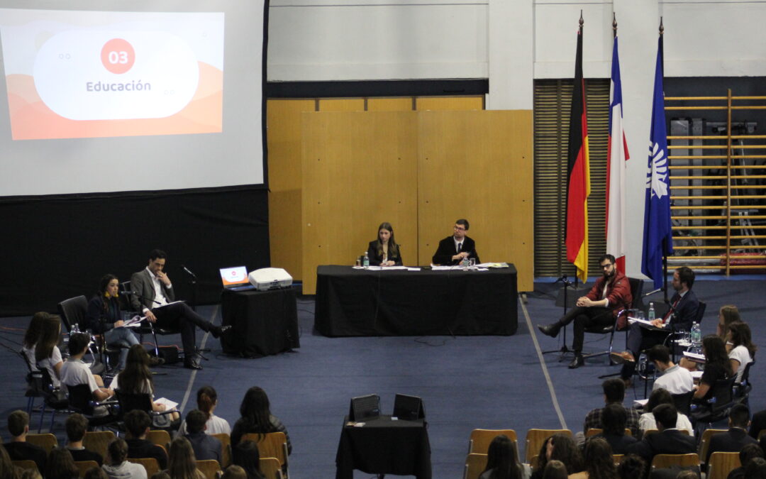 SCHÜLERINNEN UND SCHÜLER TREFFEN IN HISTORISCHER DEBATTE ÜBER NEUE VERFASSUNG AUF POLITIKER