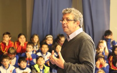 RODRIGO CUADRA MOTIVIERT SCHÜLER DER 4. KLASSE MIT TIPPS ZUR REDEKUNST